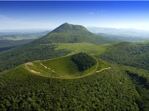 randonnée à cheval france auvergne-rhône-alpes le parc des volcans d'auvergne